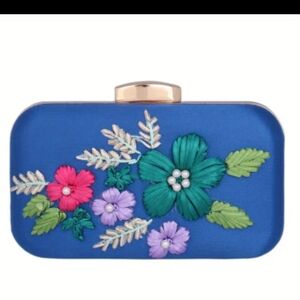 🐎NEW! Beautiful Blue Floral Embroidered Clutch